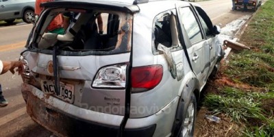 Mãe e filho morrem após veículo cair em rio na BR-364