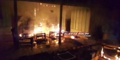 Rolim de Moura  -  Moradores acordam com residência pegando fogo no Bairro Cidade Alta 