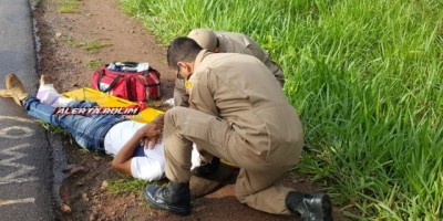 Rolim de Moura  -  Motociclista fratura perna após passar sobre buraco na RO-383 e sofrer queda - Vídeo 