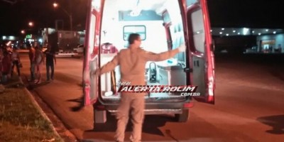 Rolim de Moura  -  Condutor inabilitado sofre queda de moto após passar sobre quebra-molas na Avenida 25 de Agosto