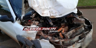 Rolim de Moura  -  Pick-up Strada colide na traseira de camionete estacionada e condutor é encaminhado ao hospital pelo Resgate do Corpo de Bombeiros 