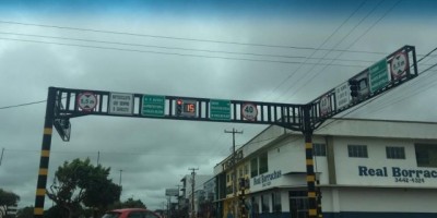 Rolim de Moura: Empresa arruma semáforo danificado por descarga elétrica de raio