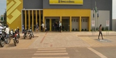 Bandidos invadem agência bancária em Espigão do Oeste, destroem equipamentos e furtam armas de segurança