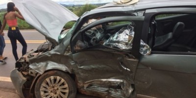 Grave acidente na BR-364 envolvendo dois veículos resulta na morte de duas pessoas