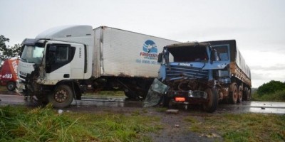 Entre Outro Preto e Jaru: Acidente na BR-364 entre duas carretas e um caminhão deixa vítima fatal