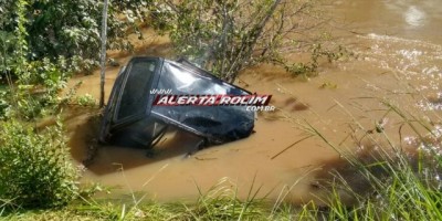 Carro ocupado por cinco pessoas capota e cai dentro do Rio São Pedro 