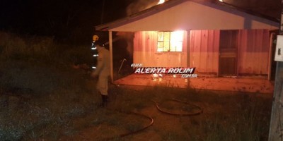 Rolim de Moura  - Casa não habitada é destruída pelo fogo no Centro da cidade 