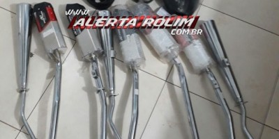 Polícia Militar recupera capacetes e escapamentos que foram furtados de loja peças para motos