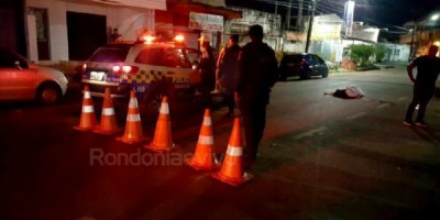 Mulher morre atropelada por moto e piloto foge ferido, em Porto Velho 