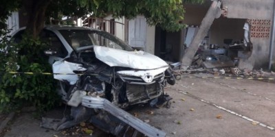 Motorista perde controle da direção de veículo e invade residência, em Ji-Paraná