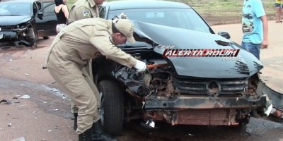 Rolim de Moura  -  Violenta colisão entre dois carros é registrada no Centro da cidade 