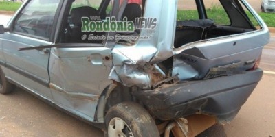 Rolim de Moura  - Carro estacionado é atingido na traseira por outro veículo que fugiu do local logo em seguida 