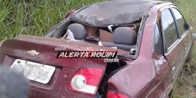Rolim de Moura - Mulher capota por duas vezes automóvel, após desviar de buraco na RO-010