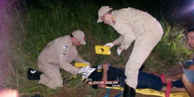 Rolim de Moura  - Após desviar de buraco, motociclista sofre queda na RO-010