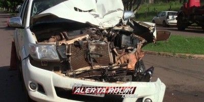 Rolim de Moura - Hilux fica parcialmente destruída ao se chocar na traseira de caminhão leiteiro 