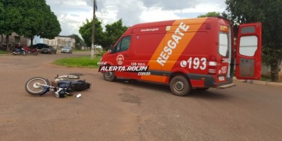 Rolim de Moura - Condutora de moto fica ferida ao ser atingida por carro no cruzamento da Avenida Manaus com Rua Barão de Melgaço 