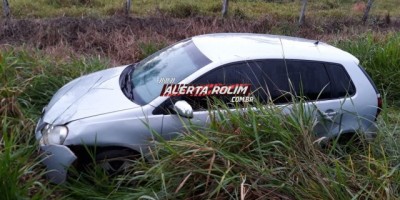 Rolim de Moura - Carro colide na traseira de moto e vai parar à margem de rodovia 