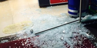 Alto Alegre - Dupla quebra vidro de conveniência de posto de combustível, adentra ao local e furta dinheiro e alimentos 