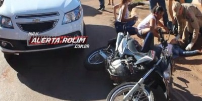 Rolim de Moura - Carro colide em moto e mulher é socorrida pelo Resgate do Corpo de Bombeiros 