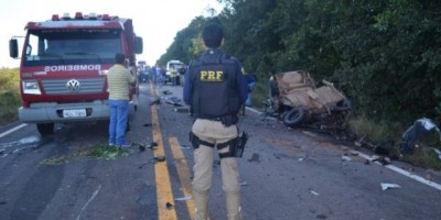 Carro bate de frente com carreta e dois idosos morrem na BR-435 em Vilhena