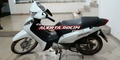 Rolim de Moura - Mulher tem moto roubada por dois bandidos armados com faca e em menos de 05 minutos após crime , o veículo foi recuperado pela Polícia Militar 