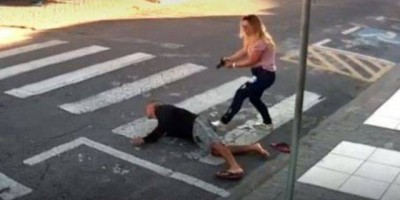 São Paulo - Mãe PM reage a assalto em escola de filha, atira e prende suspeito - Vídeo