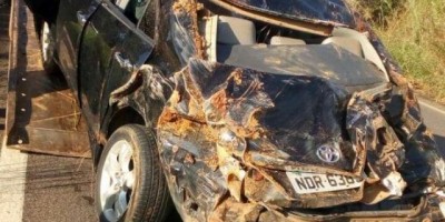 Motorista perde controle e capota Corolla na “Curva do 13” em Colorado