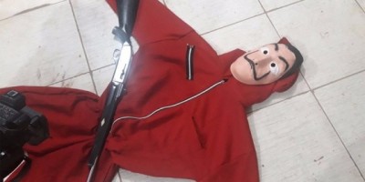 Foragido é preso portando rifle e fantasia de La casa de papel, em Porto Velho 