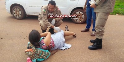 Rolim de Moura - Carro e moto colidem no Centro da cidade e mulher é socorrida pelo Resgate 