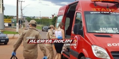 Rolim de Moura - Após se chocar contra carro que avançou preferencial, motociclista é encaminhada ao hospital com suspeita de fratura em seu braço esquerdo 