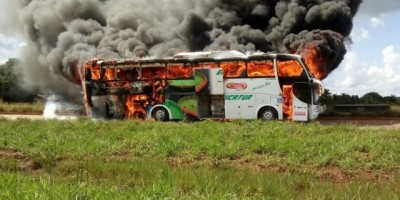 Vídeo: Fogo destrói ônibus intermunicipal na BR-364, em Rondônia