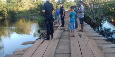Costa Marques - Caminhão bi-trem carregado de milho cai em rio, uma pessoa está desaparecida