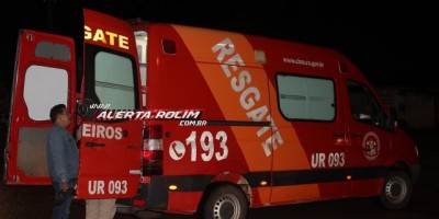Rolim de Moura - Mãe e filho são encaminhados ao hospital após colidirem em carro que cruzou a via preferencial 