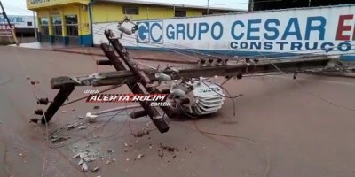 Rolim de Moura - Motorista perde o controle da direção e bate em poste na Avenida 25 de Agosto  