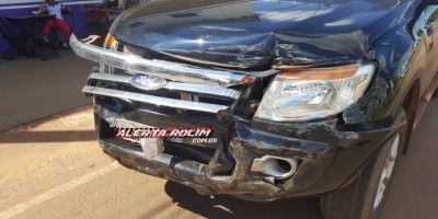 Rolim de Moura - Camionetes colidem no cruzamento da Avenida 25 de Agosto com Rua Rio Madeira 