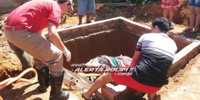 Rolim de Moura - Mulher cai dentro de buraco com mais de dois metros de profundidade e é retirada pelo Corpo de Bombeiros 