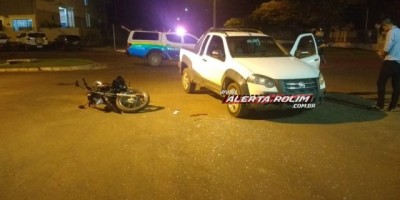 Rolim de Moura -  Motociclista fratura clavícula ao se chocar contra carro que cruzou preferencial no Centro da cidade 