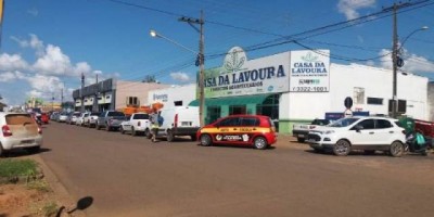Sob escolta da Polícia Federal, combustível chega em Vilhena e centenas lotam posto para abastecer