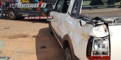 Rolim de Moura - Saveiro tomba na pista após colisão com Furgão e uma vítima é socorrida pelo Resgate do Corpo de Bombeiros
