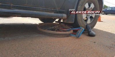 Rolim de Moura -  Bicicleta fica embaixo de camionete após colisão no Centro da cidade 