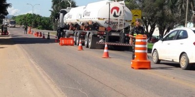 Exército Brasileiro monta barreiras em sete pontos da BR-364