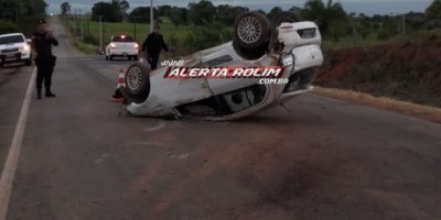 Rolim de Moura - Carro capota na RO-383 e condutor é socorrido pelo Resgate do Corpo de Bombeiros 