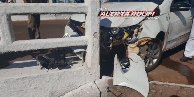 Rolim de Moura - Após passar mal, condutora de carro perde o controle da direção e bate em cabeceira de ponte no Centro da cidade 
