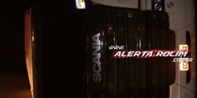 Rolim de Moura - Carreta frigorifica tomba na RO-479 próximo ao aeroporto 