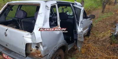 Rolim de Moura - Taxista roda em pista molhada e bate em cerca de propriedade rural na RO-383