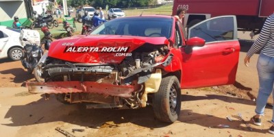 Rolim de Moura -  Violenta colisão entre dois carros é registrada no cruzamento da Avenida 25 de Agosto com Rua Carlos Alves de Freitas 