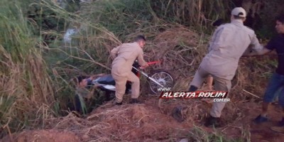 Rolim de Moura - Bombeiros realizam retirada de moto e ocupantes que caíram no Rio Anta no Bairro Centenário 