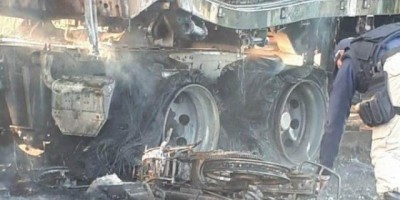 Carreta e moto pegam fogo após colisão na BR 364; policial militar está em estado grave