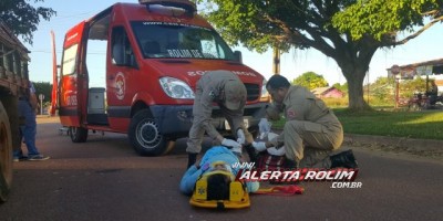 Rolim de Moura -  Motociclista sofre corte lacerante na perna após bater na traseira de camionete estacionada 
