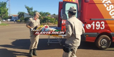 Rolim de Moura - Mulher fica ferida em colisão entre carro e moto no cruzamento da Rua Guaporé com Avenida Porto Velho 